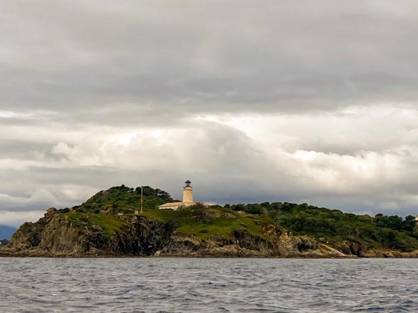 Vue sur le phare de l'île du Rouveau