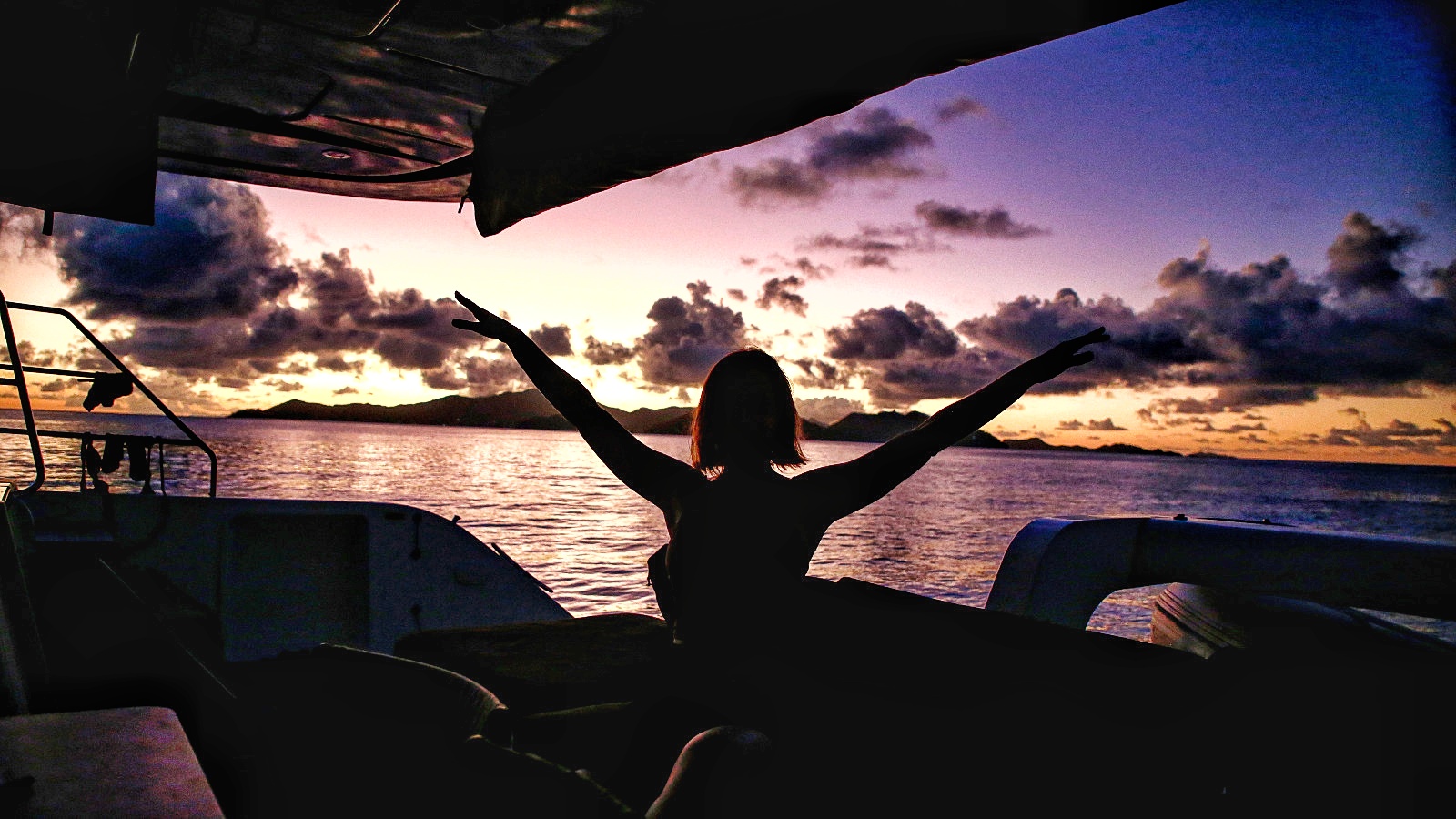 coucher de soleil sur un catamaran