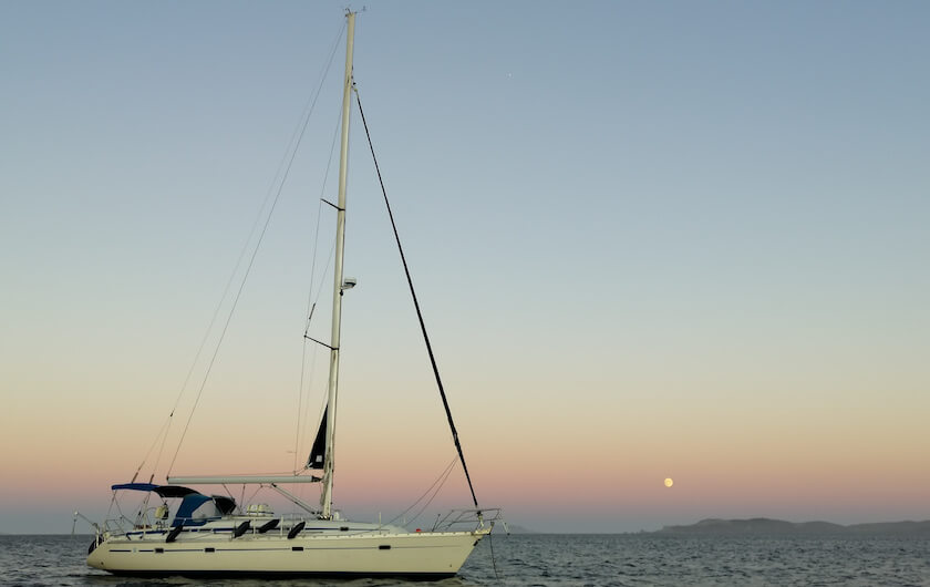 Einrumpf-Segelyacht auf einer Fahrt durch das Mittelmeer bei Sonnenuntergang