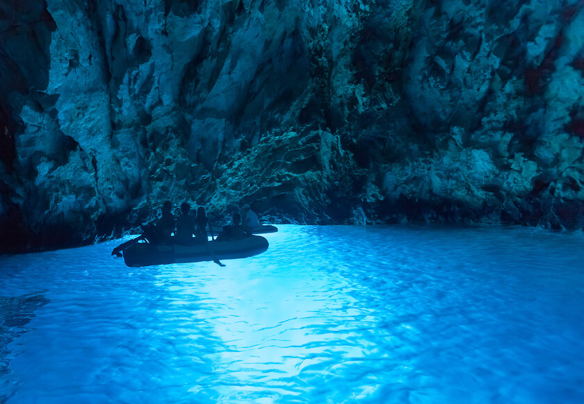 la grotte bleue de Komiza en Croatie