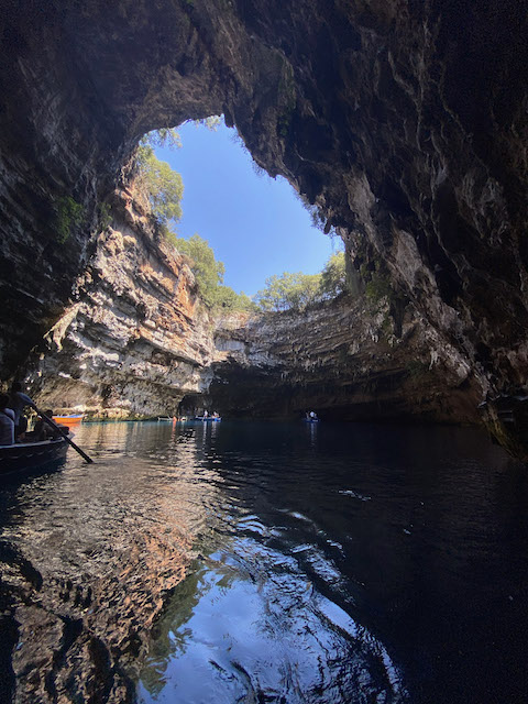 Jean-Luc dans une barque lors de sa visite des caves de Melissani sur l'île de Céphalonie en Grèce