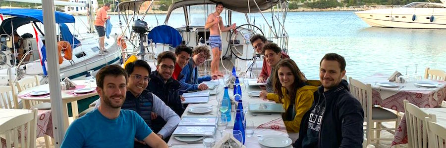 Crew beim Abendessen in Griechenland