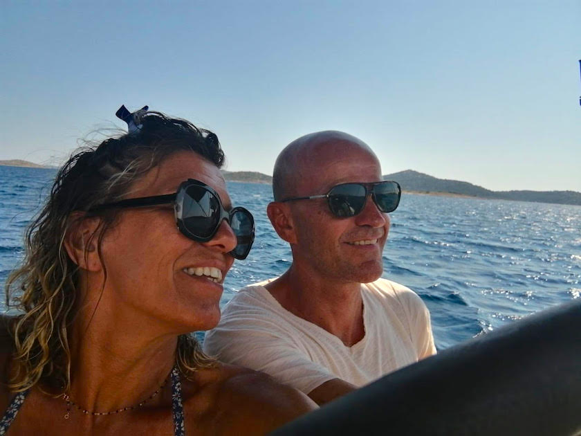 selfie couple sur un voilier