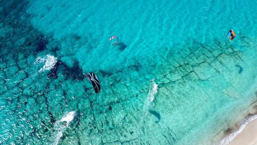 Kitesurfen im paradiesischen Wasser am Strand von Agios Ioannis auf Lefkada, im Ionischen Meer
