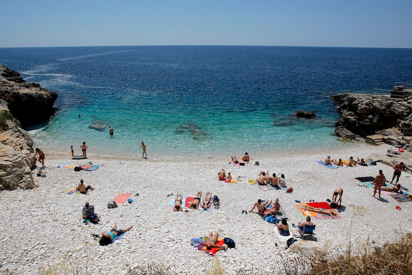 Kiesstrand in der Bucht von Verudela, in Istrien, Kroatien