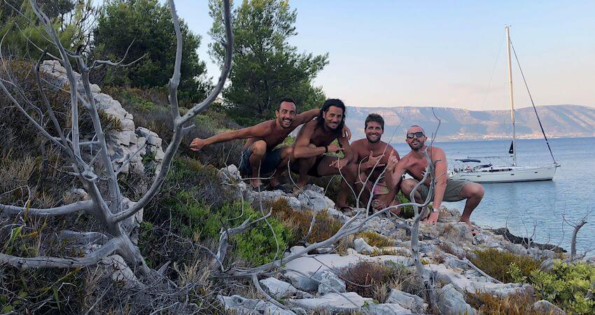 Matteo Panicali e i suoi amici durante la loro crociera in Croazia prenotata con Filovent