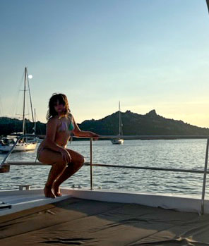 bambina in barca al tramonto