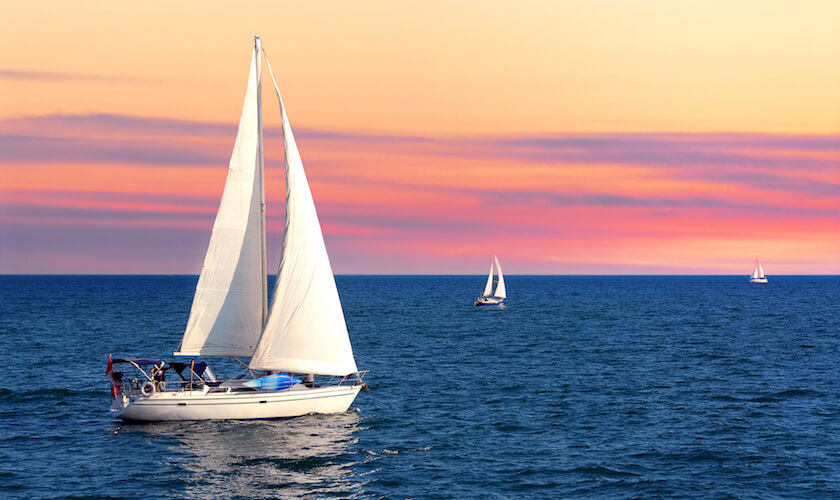 Navigation au soleil couchant sur un voilier