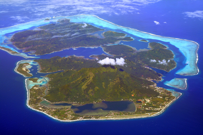 Vue aérienne de l'île d'Huanie en Polynésie française