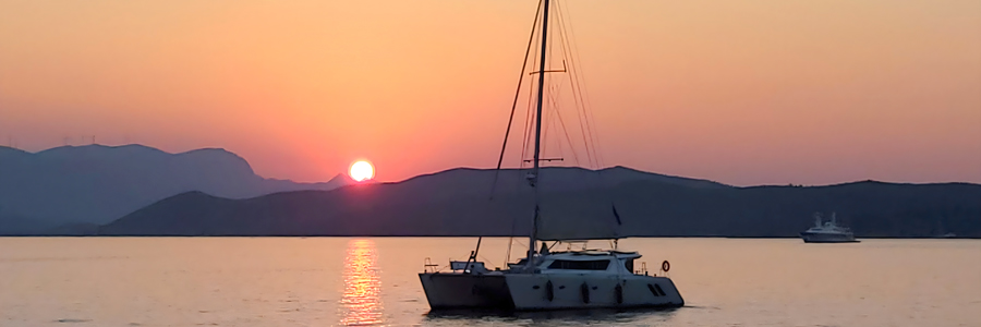 catamaran puesta de sol