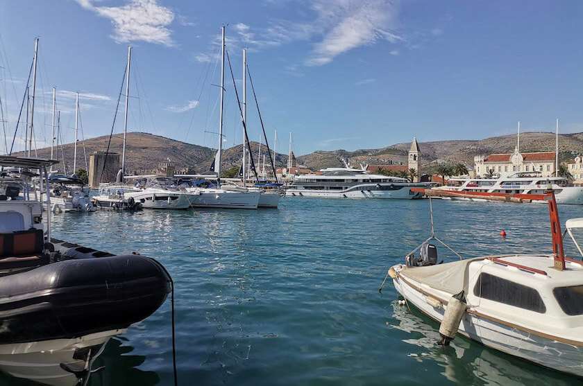 Flotte von Veritas Yachting im Hafen von Trogir