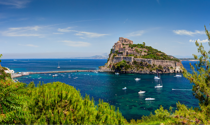 Mouillez dans la baie de Castello Aragones sur l’île d’Ischia 