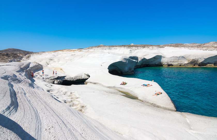 Playa de Sarakiniko en la isla de Milos (foto de Adobe Stock)