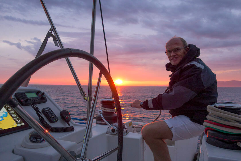 Benoît sur son bateau au départ de Propriano en Corse pendant le coucher de soleil