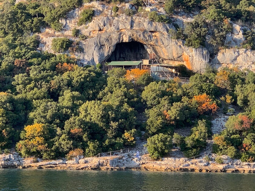 Die Piratenbar hoch oben in einer Höhle vom Limksi-Kanal, Kroatien