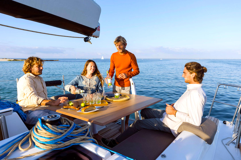 aperitif entre  amis sur un bateau
