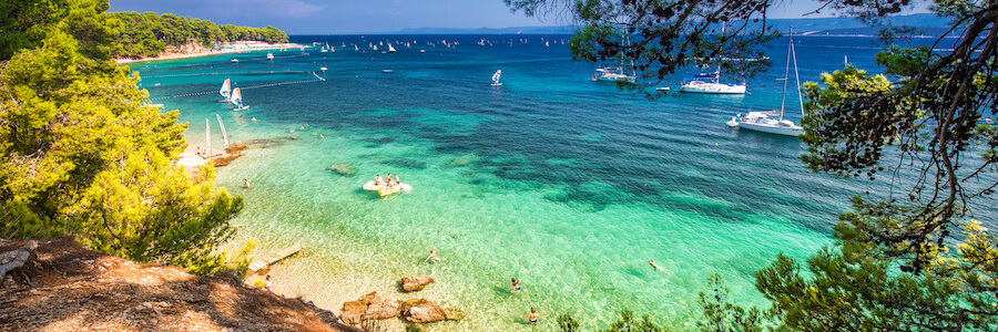 Costa meridionale dell'isola di Brac, vicino alla spiaggia di Zlatni Rat a Bol.
