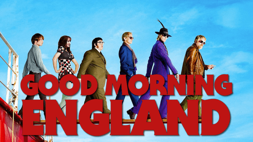 Affiche du film Good Morning England avec les six acteurs principaux marchant sur un ponton de bateau