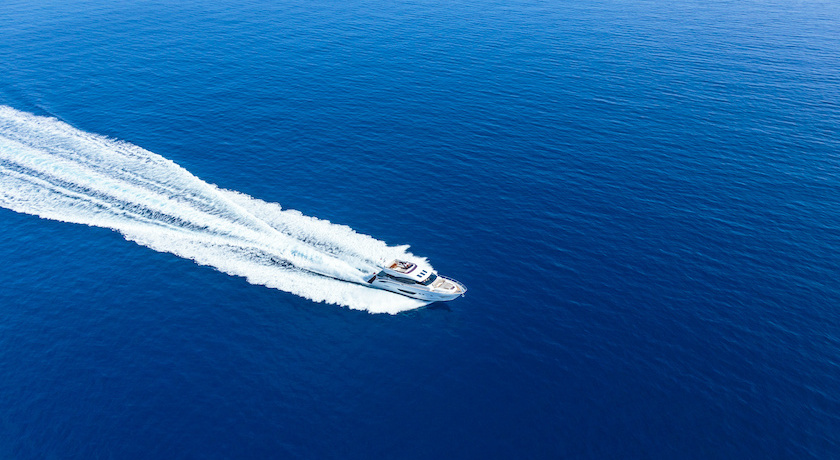 Bateau à moteur en pleine mer