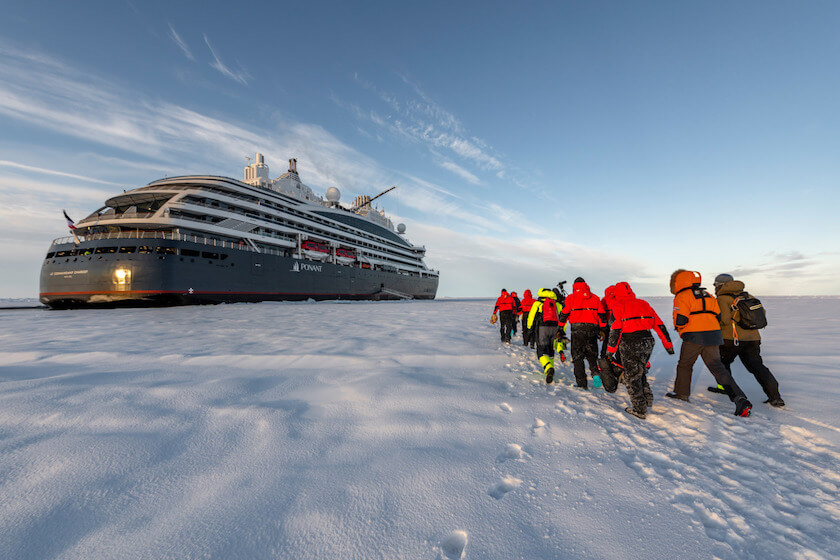 Excursion en Arctique le Commandant Charcot en arrière plan