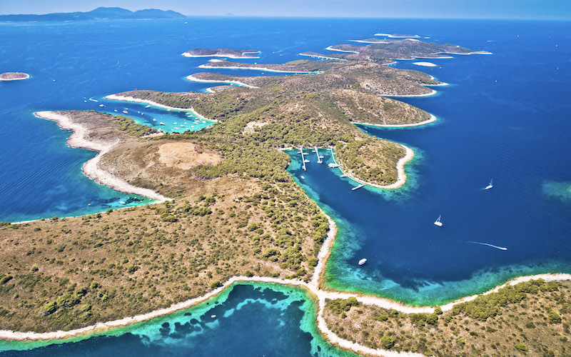 Île de Palmizana, avec sa petite marina et ses très nombreuses criques