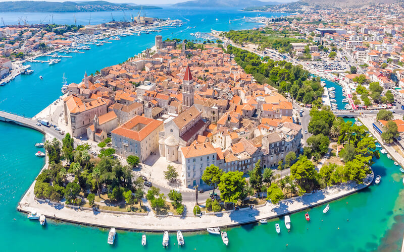 Petite ville médievale de Trogir construite sur l'eau