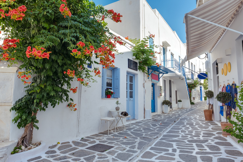  pequeña calle de la ciudad de Parikia, en la isla de Paros en Grecia