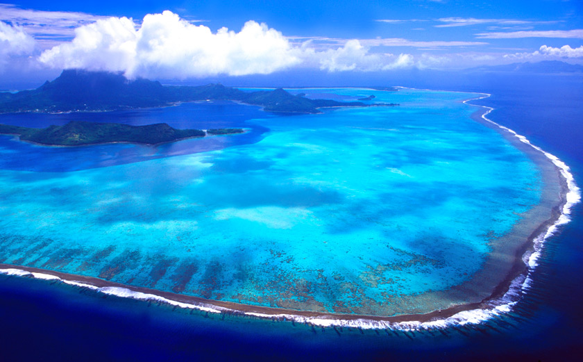 Vue aérienne de l'île et son lagon
