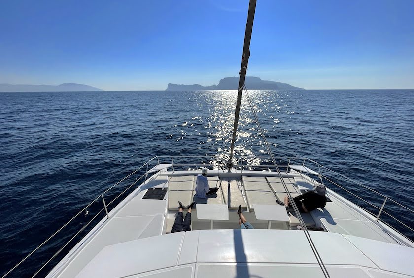 barca a vela navogante verso Ischia