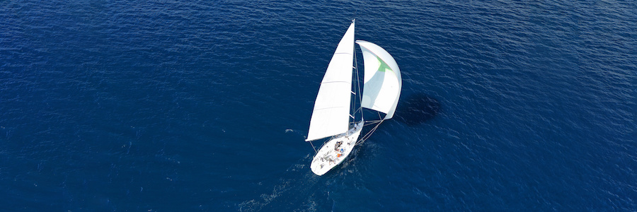 Voilier naviguant en mer et faisant face au vent.