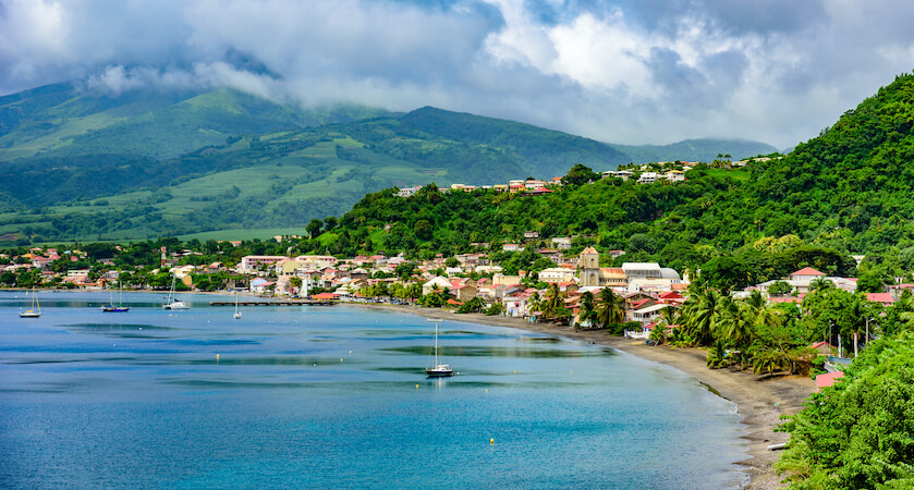 Typische Landschaften auf Martinique mit der Montagne Pelée („kahles Gebirge“) im Hintergrund
