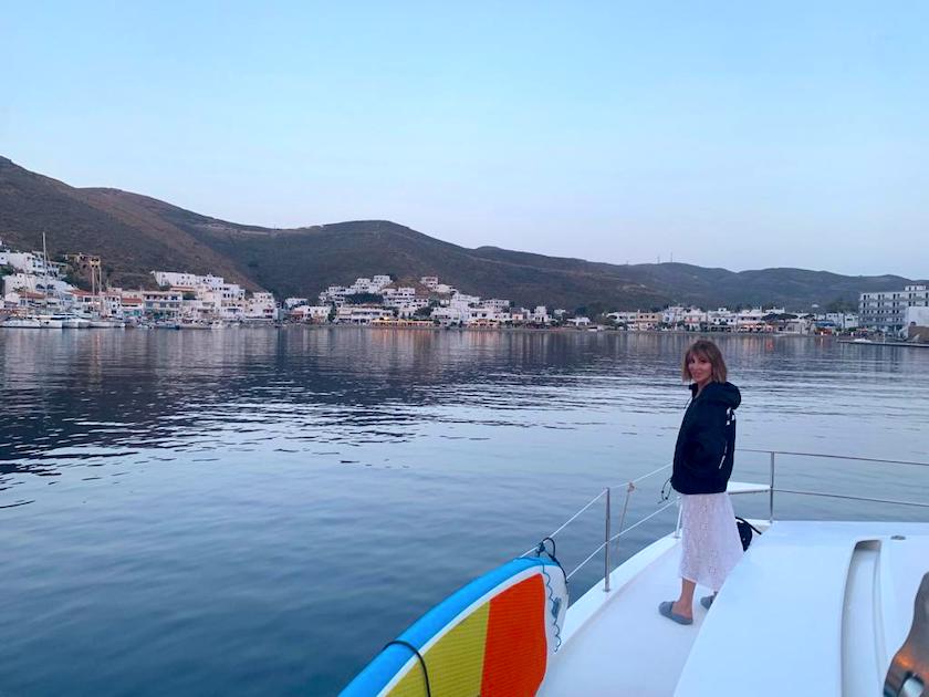 donna sul ponte di una barca a vela nelle Cicladi