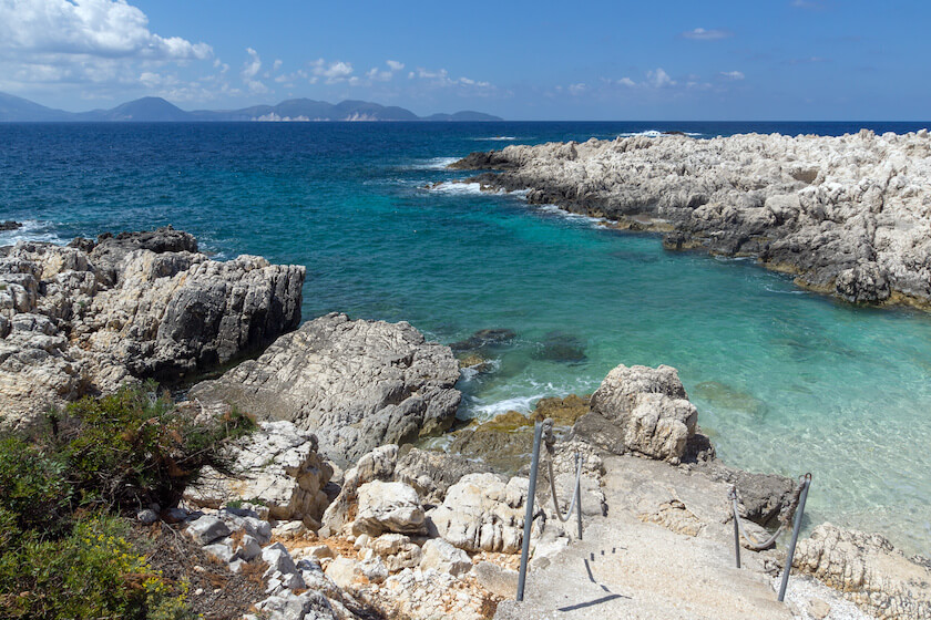 escalier pour descendre dans la mer de la plage d'Alaties dans la mer Ionienne en Grèce
