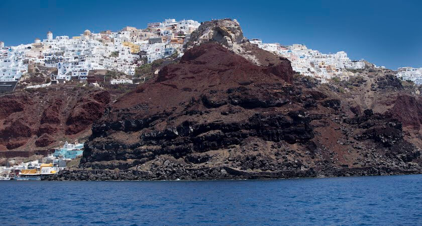 Vista dal mare di Santorini