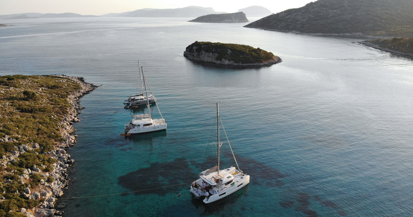 Les trois catamarans au mouillage