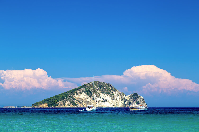 voilier n'aviguant vers l'île de Marathonisi à côté de Zante dans les îles Ioniennes