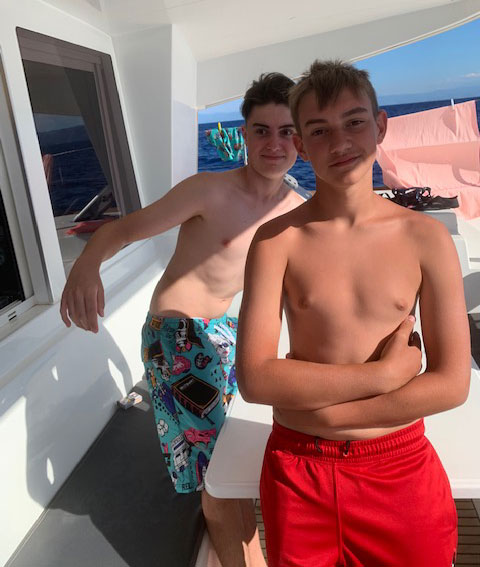 due ragazzi in barca
