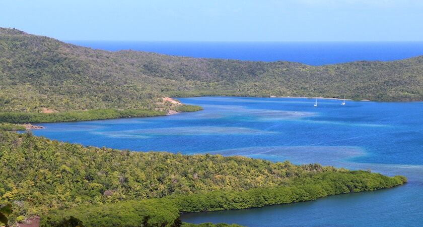 Vista de la península de Caravelle con dos veleros anclados en la distancia