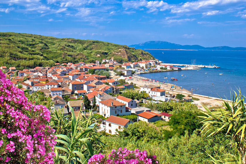 Blick auf den kleinen Yachthafen der Insel Susak, in Kroatien