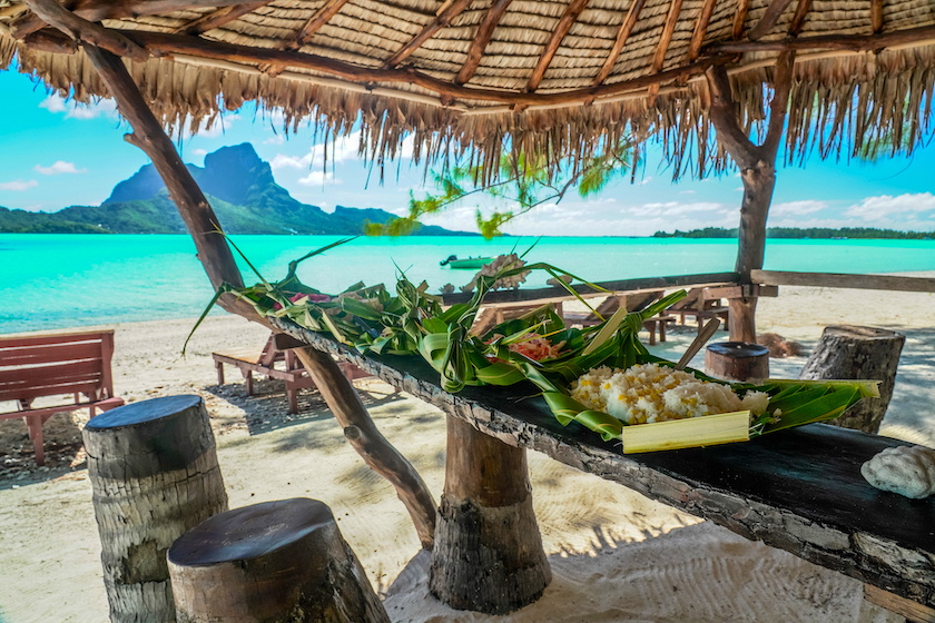 Déjeunez local sur une plage de Bora Bora