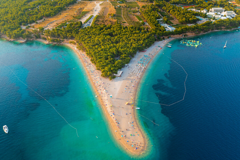 la plage de Zlatni Rat en forme de corne en Croatie
