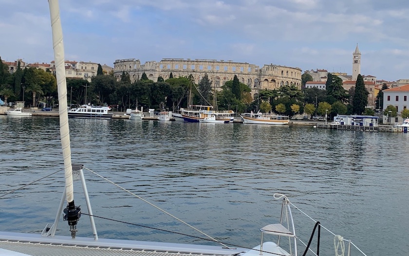 Arrivo all'ACI Marina di Pula con vista sull'anfiteatro romano