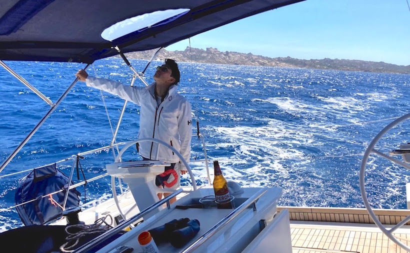 il capitano controlla la randa