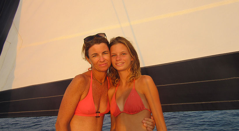 Sabrina y su hija en velero