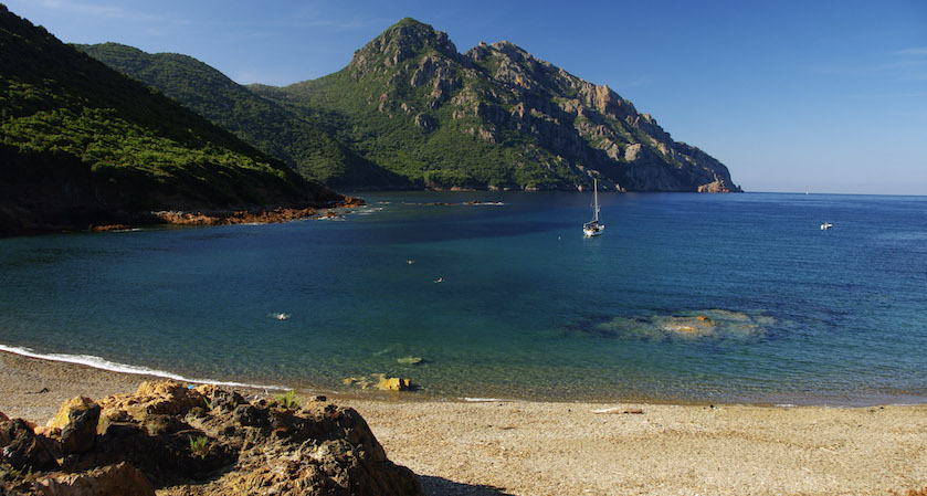Blick vom Strand auf die Bucht von Girolata