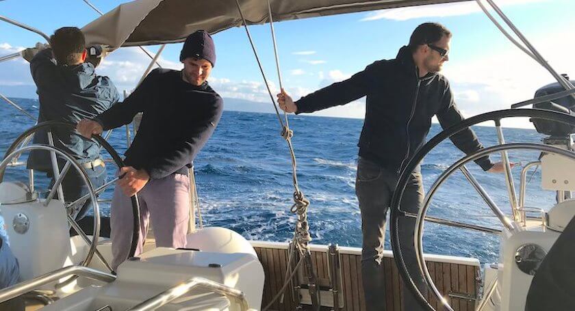 Crew auf einer Segelyacht im Ionischen Meer 